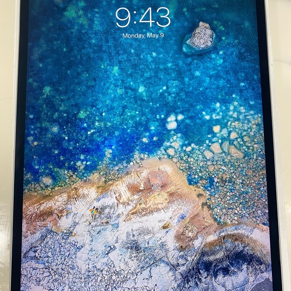 ipad Pro 10.5 inch 64GB WIFI+Cellular No Cracks or Scratches With Box! - Picture 3 of 7